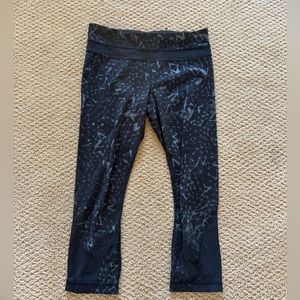 Lululemon capris black size 6 with mesh panel